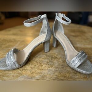 Women’s 8.5 sparkly elegant heels.